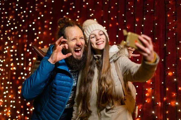 父と娘は冗談を言って クリスマス マーケットで Selfie — ストック写真