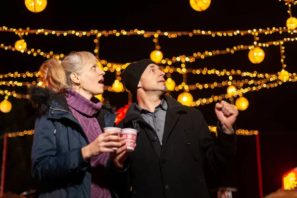 Casal Maravilhado Com Decoração Mercado Natal Zagreb Croácia — Fotografia de Stock