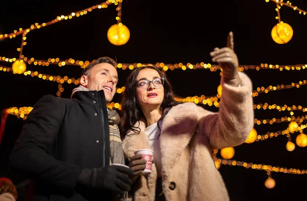 Casal Apontando Para Decoração Mercado Natal Zagreb Croácia — Fotografia de Stock
