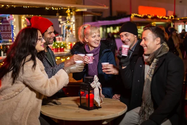 在克罗地亚萨格勒布的圣诞市场上 一群朋友用传统饮料笑着欢呼 — 图库照片