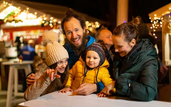 在克罗地亚萨格勒布享受传统圣诞市场的家庭 — 图库照片