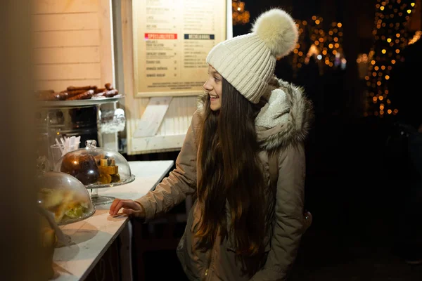 Adolescente Bonita Olhando Para Tradicional Mercado Natal Stand Alimentos Zagreb — Fotografia de Stock