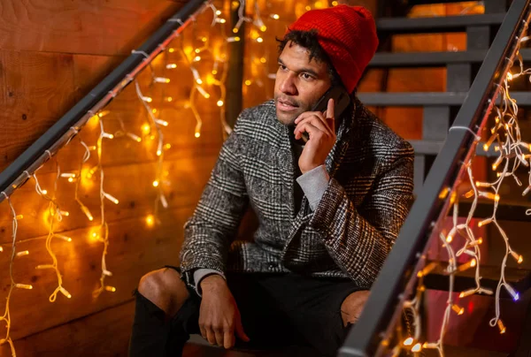 Африканский Американец Разговаривает Мобильному Телефону Рождественском Рынке Загреб Хорватия Лицензионные Стоковые Изображения
