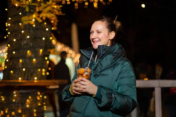 Mulher Feliz Segurando Comida Tradicional Mercado Natal Zagreb Croácia Fotos De Bancos De Imagens