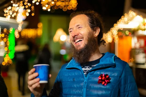 크리스마스 시장에서 전통적인 음료를 남자입니다 자그레브 크로아티아 스톡 사진