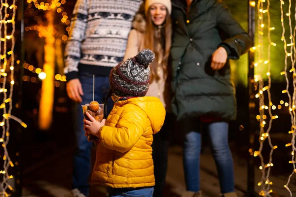Niño Sosteniendo Comida Tradicional Frot Familia Mercado Navidad Zagreb Croacia Imagen de stock