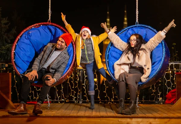 Çift Noel Sandalyeler Zagreb Hırvatistan Asılı Üzerinde Eğleniyor Kızı Telifsiz Stok Fotoğraflar