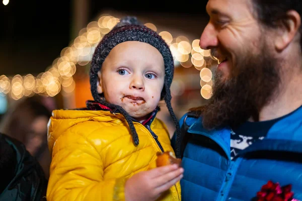 Отец Сын Наслаждаются Традиционной Едой Рождественском Рынке Загребе Хорватия Стоковое Фото