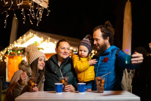 Padre Tomando Selfie Con Familia Tradicional Mercado Navidad Zagreb Croacia Fotos de stock