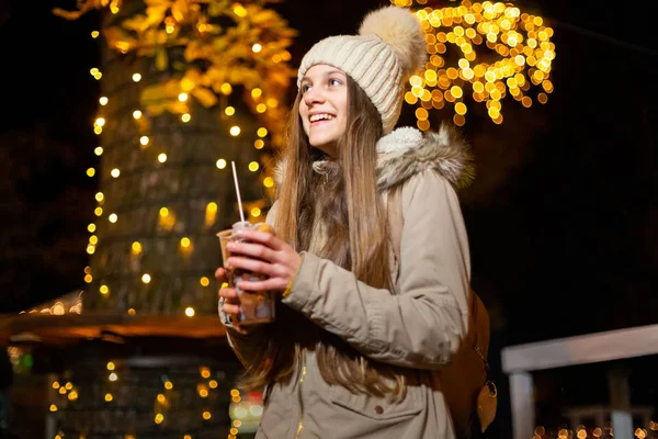 Щасливі Підліток Проведення Традиційних Продуктів Харчування Різдвяний Ринок Загреб Хорватія Стокове Зображення