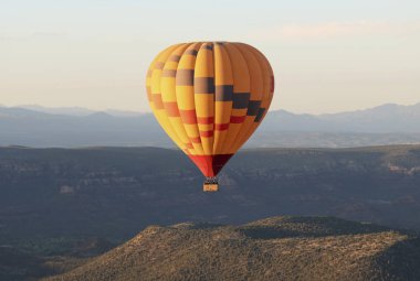 Bir sıcak hava balonu Coconino Ulusal Ormanı, Sedona, Arizona Soars