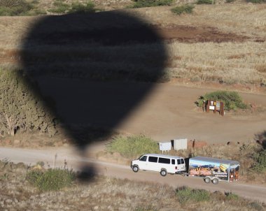 Sedona, Arizona, 29 Mayıs. Coconino Ulusal Ormanı üzerinde 29 Mayıs 2018, Sedona, Arizona yakınlarında. Sedona, Arizona yakınlarında bir sıcak hava balonu ile yetişmek Chase araç çalışır