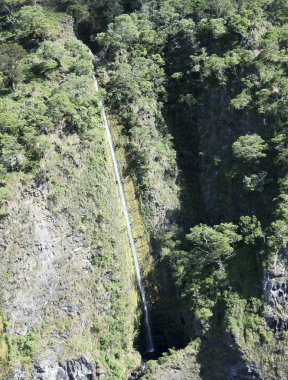 Bir şelale bir görünüm güney yamacında, Haleakala Milli Parkı, Maui, Hawaii bir helikopterden görüldüğü gibi