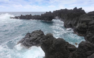 Çalkalama dalgalar ve deniz kemerler, Waianapanapa State Park, Maui, Hawaii spreyi bir görünüm