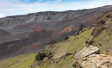 Bir görünümünü Haleakala Milli Parkı, Maui, Hawaii büyük ada uzak ufukta