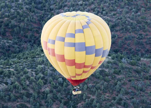 Une Montgolfière Élève Dessus Forêt Nationale Coconino Sedona Arizona — Photo