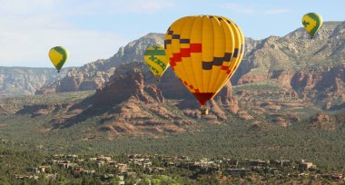 Sıcak hava balon dörtlü Sedona, Arizona, ABD kırmızı kayalar üzerinde yükselir