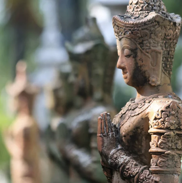 Une ligne de statues de Bouddha en prière, Chiang Mai, Thaïlande — Photo