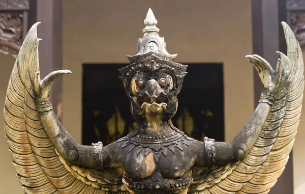 Uma estátua de Garuda, Wat Chang Kam Phra Wihan, Wiang Kum Kam, Chiang — Fotografia de Stock