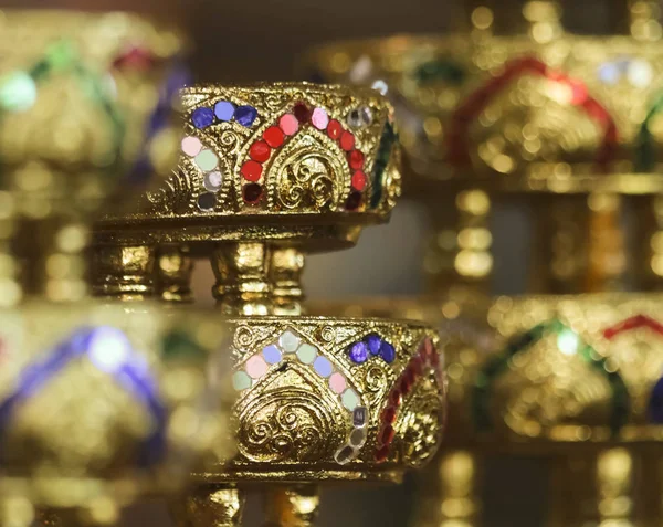 Een regeling van gouden Bejeweled kommen, Chiang Mai, Thailand — Stockfoto