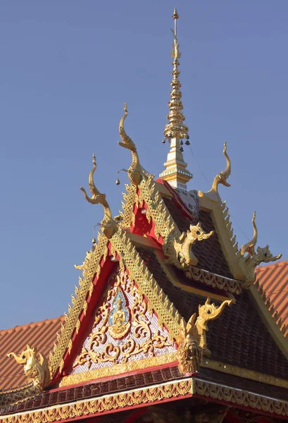 Un détail sur le toit dans un temple de quartier, Chiang Mai, Thaïlande — Photo