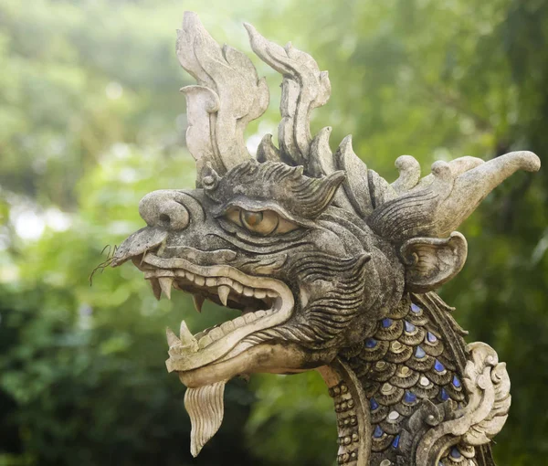 Una estatua del dragón, Wat Chang Kam Phra Wihan, Wiang Kum Kam, Chiang —  Fotos de Stock