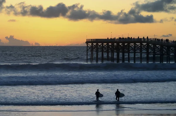Ένα ζευγάρι των Surfers ηλιοβασιλέματος στο Pier κρύσταλλο, Σαν Ντιέγκο, Ca — Φωτογραφία Αρχείου