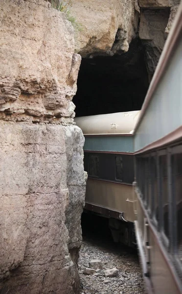 Ein Personenzug fährt in einen belebenden Tunnel — Stockfoto