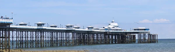 Una giornata di sole sul molo di Llandudno, Llandudno, Galles, GB, Regno Unito — Foto Stock