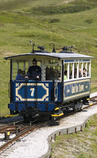 A nagy Orme Tramway úgy turisták a csúcsra, Llandudno, Wales — Stock Fotó