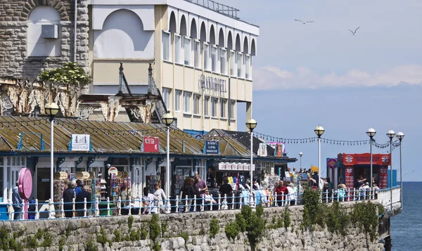 Una giornata di sole all'ingresso del molo di Llandudno, Llandudno, Galles, GB — Foto Stock