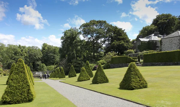 在普拉斯卡德南特花园，梅奈桥，威尔士，Gb，英国阳光明媚的一天 — 图库照片