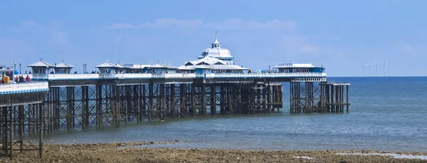 Una giornata di sole sul molo di Llandudno, Llandudno, Galles, GB, Regno Unito — Foto Stock