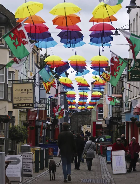 ถนนที่เต็มไปด้วย Brollies, Caernarfon, Wales, Great Britain, สหราชอาณาจักร — ภาพถ่ายสต็อก