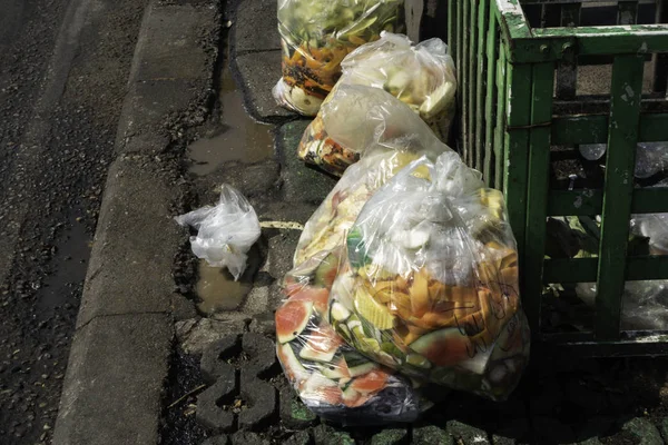 Odpady żywnościowe w workach plastikowych na chodnik — Zdjęcie stockowe