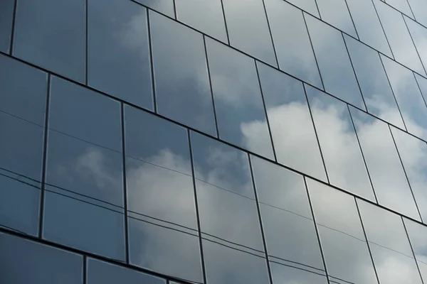Reflexo de edifício de vidro do céu — Fotografia de Stock