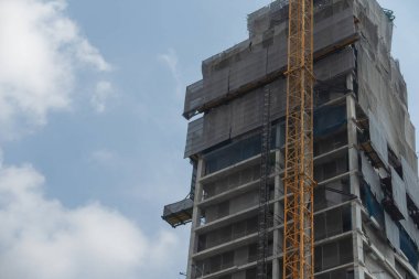 bina ve gökyüzü üzerinde vinç