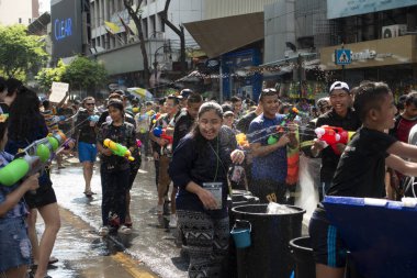 Bangkok, Tayland - 14 Nisan 2019: Song'da su çalan insanlar