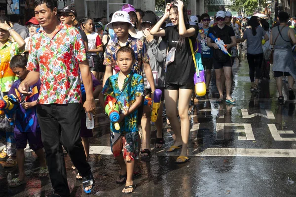 BANGKOK, THAILAND - APRIL 14, 2019: people playing water in Song — Stock Photo, Image