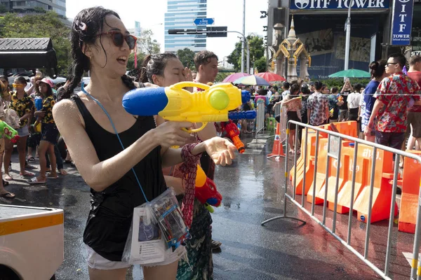 BANGKOK, THAILANDIA - 14 APRILE 2019: persone che suonano acqua al festival di Songkran il 14 aprile 2019 a Silom Road a Bangkok — Foto Stock