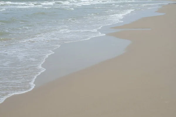 Bliska szczegółu morskich fal mycia na lądzie na plaży ASI — Zdjęcie stockowe