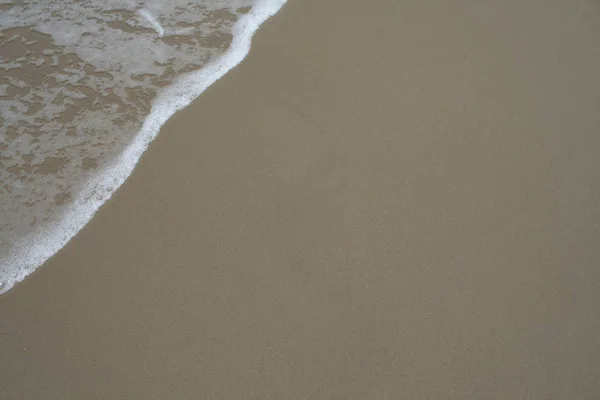Close up detalhe das ondas do mar de lavagem em terra na praia Asi — Fotografia de Stock