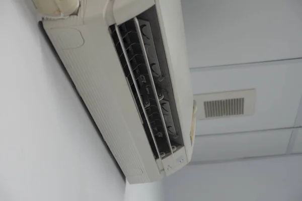Purificador de aire acondicionado fresco dentro de la sala de estar en casa —  Fotos de Stock