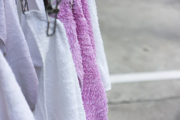 Close up de pano de limpeza pendurado em uma linha de lavanderia ao ar livre wi Imagem De Stock