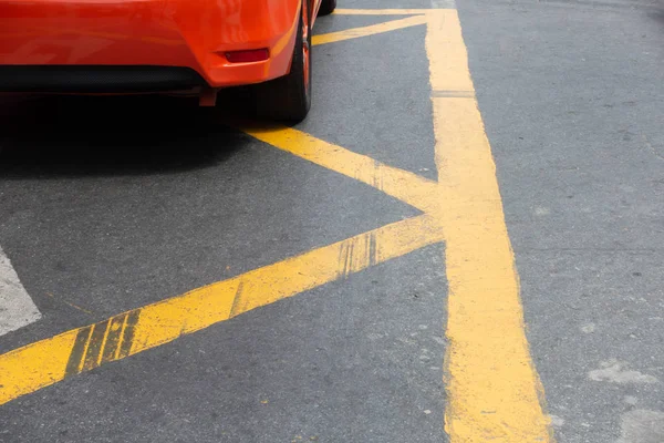 कार पिवळ्या रंगाच्या डायग्नलवर उभी आहे. जे बेकायदेशीर आहे — स्टॉक फोटो, इमेज