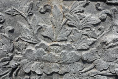 çiçek oyma dekore edilmiş