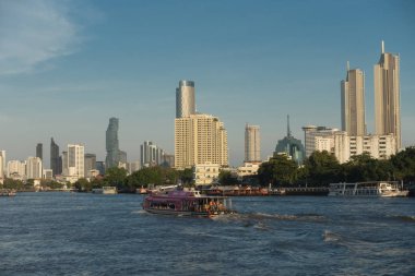Bangkok Tay nehir de güzel cityscape manzarası ve feribot