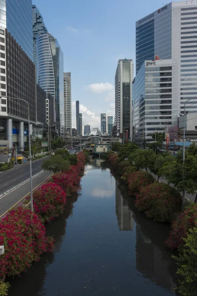 7 Abr 2562 Bangkok, Tailândia: capital do canal e uma árvore Construir — Fotografia de Stock