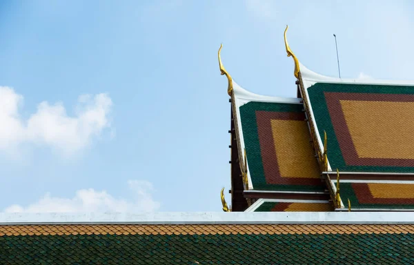 泰国寺庙五颜六色的瓷砖屋顶和天空 — 图库照片