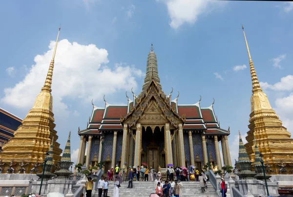 Bangkok, Thajsko-duben 2019: turisté, kteří před em chodí pěšky — Stock fotografie